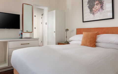 Prince: Lit, Meubles, Chambre, Literie, Drap De Lit, Design Intérieur, Mur, Bois, Linge, Sol