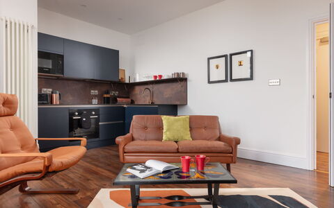 Prince: Meubles, Design Intérieur, Sol, Sol, Canapé, Mur, Pièce, Bois, Parquet, Salon