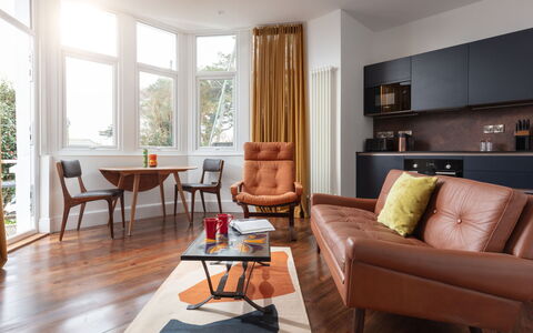 Prince: Meubles, Design Intérieur, Sol, Sol, Canapé, Bois, Salon, Parquet, Pièce, Chaise