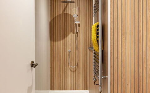 Prince: Bois, Design Intérieur, Sol, Marron, Plomberie, Luminaire Plomberie, Tache De Bois, Salle De Bains, Dur
