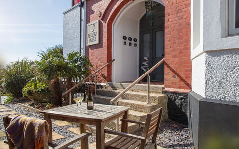 Prince: Porte, Escaliers, Chaise, Tache De Bois, Balustrade, Plante D'Appartement, Pot De Fleur
