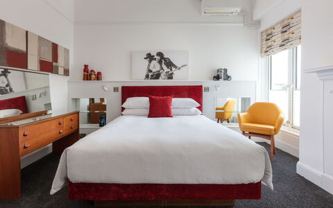 Elton John & Friends: Design Intérieur, Meubles, Chambre, Lit, Appartement, Drap De Lit, Literie, Cadre De Lit, Hôtel, Cadre