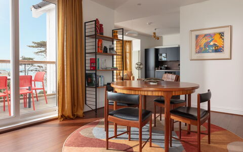 Elton John & Friends: Meubles, Design Intérieur, Sol, Sol, Chaise, Bois, Table, Salle À Manger, Pièce, Plafond