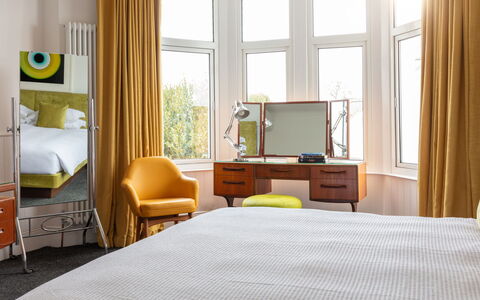 Elton John & Friends: Design Intérieur, Chambre, Meubles, Lit, Drap De Lit, Bois, Literie, Sol, Sol, Textile