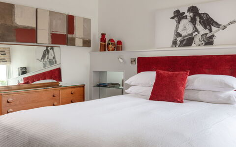 Elton John & Friends: Meubles, Lit, Chambre, Design Intérieur, Literie, Mur, Drap De Lit, Sol, Sol, Linge