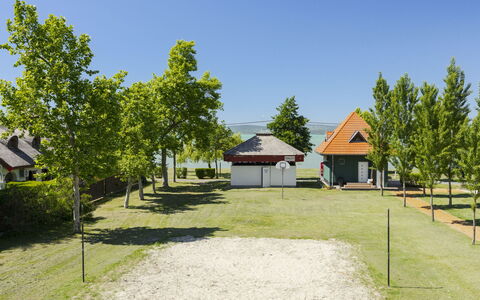 Posha: Arbre, Herbe, Toit, Plaine, Pelouse, Chalet, Ombre, Jardin, Pôle