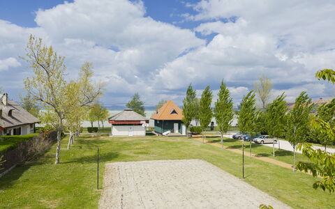 Posha: Maison, Toit, Chalet, Pelouse, Jardin, Ombre, Aménagement Paysager, Pôle, Allée, Cour