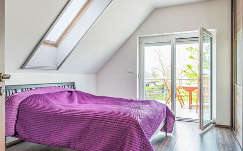 Posha: Design Intérieur, Chambre, Lit, Bois, Sol, Meubles, Sol, Parquet, Drap De Lit, Literie