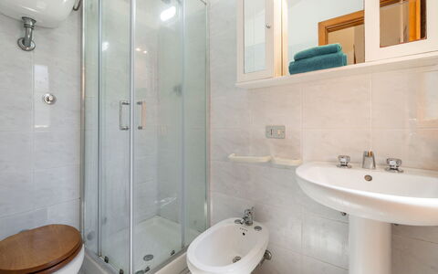 Villa sulla Roccia: Salle De Bains, Luminaire Plomberie, Lavabo, Sol, Sol, Design Intérieur, Évier, Robinet, Toilette, Plomberie