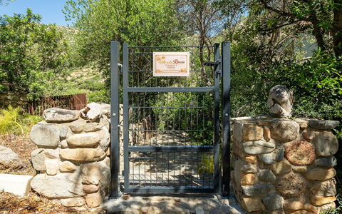 Villa sulla Roccia: Roche, Porte, Arbuste, Mur De Pierre, Jardin, Clôture, Aménagement Paysager, Piste, Dalle, Accueil Escrime