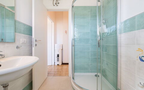 Serena: Sol, Design Intérieur, Luminaire Plomberie, Sol, Salle De Bains, Plafond, Plomberie, Pièce, Robinet, Lavabo