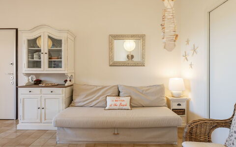 Serena: Meubles, Design Intérieur, Canapé, Sol, Pièce, Sol, Bois, Salon, Éclairage, Textile