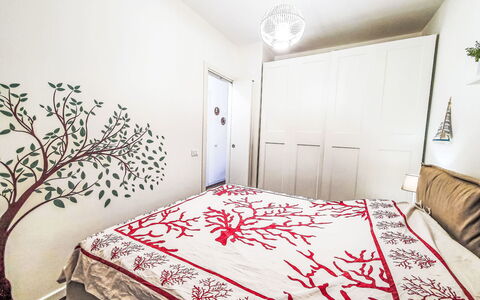 Last Sun Roccella: Lit, Meubles, Chambre, Mur, Design Intérieur, Literie, Drap De Lit, Linge, Pièce, Sol