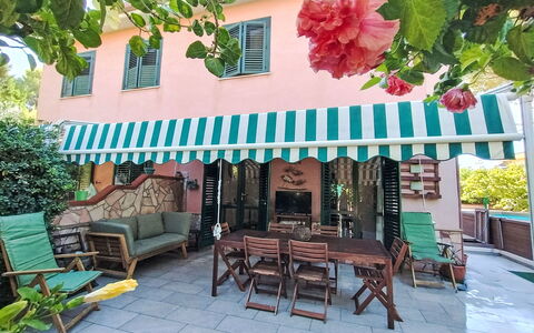 Last Sun Roccella: Store, Meubles, Tableau De Plein Air, Ombre, Chaise, Mobilier De Jardin, Structure En Plein Air, Balcon, Pot De Fleur, Porche