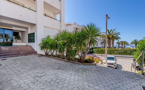 Be My Guest: Hôtel, Balcon, Passerelle