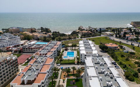 Be My Guest: Recours, Appartement, Mer, Condominium, Côte, Piscine, Hôtel, Ville Resort, Station Balnéaire, Photographie Aérienne