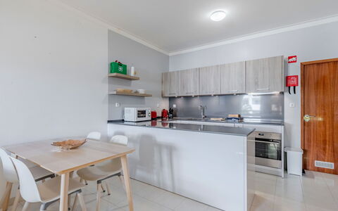 Be My Guest: Sol, Cuisine, Sol, Design Intérieur, Bois, Appareil De Cuisine, Plafond, Comptoir, Cabinetry, Principaux Appliance