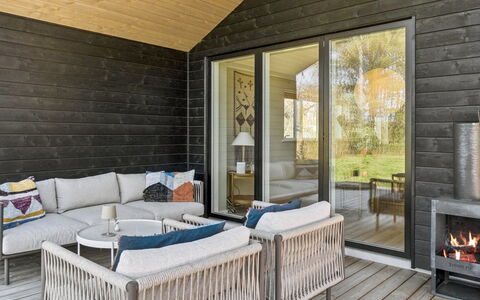 Arisa - 1.2Km from the Sea: Meubles, Mobilier De Jardin, Vaisselle, Table, Drinkware, Chaise, Tableau De Plein Air, Aliments, Bouteille