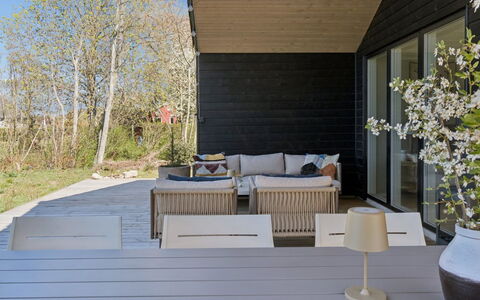 Arisa - 1.2Km from the Sea: Meubles, Mobilier De Jardin, Vaisselle, Table, Drinkware, Chaise, Tableau De Plein Air, Aliments, Bouteille