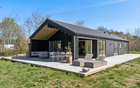 Arisa - 1.2Km from the Sea: Meubles, Mobilier De Jardin, Vaisselle, Table, Drinkware, Chaise, Tableau De Plein Air, Aliments, Bouteille