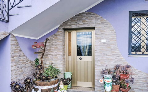 Casa Lilla di Angelica: Mur, Porte, Pot De Fleur, Domicile, Accueil Porte, Plante D'Appartement, Béton, Peindre, Brique, Escaliers