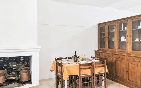 Casa Lilla di Angelica: Meubles, Sol, Design Intérieur, Bois, Sol, Table, Table Cuisine Et Salle A Manger, Cabinetry, Salle À Manger, Plafond
