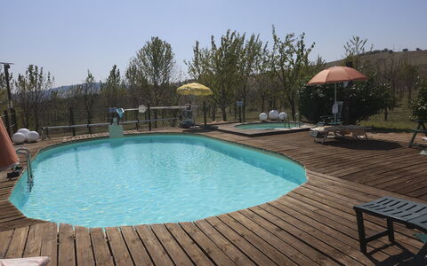 Casale dei Ciliegi: Piscine, Meubles, Mobilier De Jardin, Composite, Recours, Chaise, Plate-Forme, Loisir, Eco Hôtel, Ombre