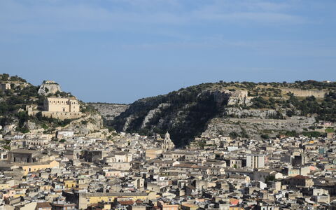 Villa Chiaramonte Gulfi: Ville, Quartier, Zone Urbaine, Zone Résidentielle, Paysage, Établissements Humains, Banlieue, Cityscape, Photographie Aérienne, Vue Du Ciel