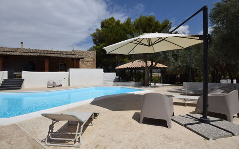 Villa Chiaramonte Gulfi: Ombre, Piscine, Mobilier De Jardin, Parapluie, Béton, Balancelle, Recours, Conception, Eco Hôtel, Structure En Plein Air