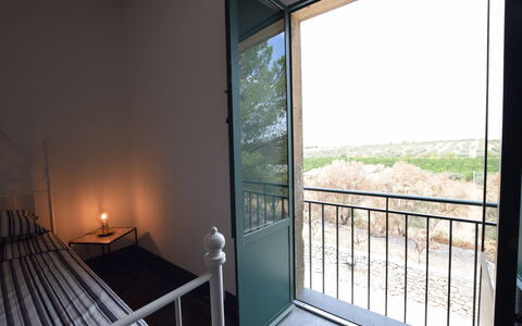 Villa Chiaramonte Gulfi: Meubles, Sol, Le Fer, Chaise, Métal, Verre, Balcon, Tache De Bois, Dur, Chambre