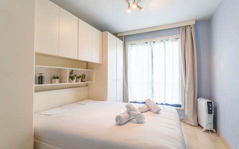 Maurice with Balcony: Meubles, Design Intérieur, Chambre, Lit, Mur, Sol, Sol, Bois, Pièce, Étagère