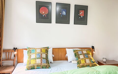 Ferienwohnung Heritage View Bacharach: Lit, Meubles, Design Intérieur, Literie, Chambre, Drap De Lit, Mur, Bois, Linge, Sol