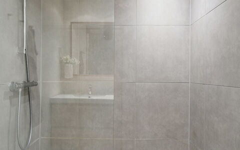 Benthe - 100M from the Sea: Sol, Mur, Salle De Bains, Sol, Luminaire Plomberie, Design Intérieur, Tuile, Tete De Douche, Composite, Douche