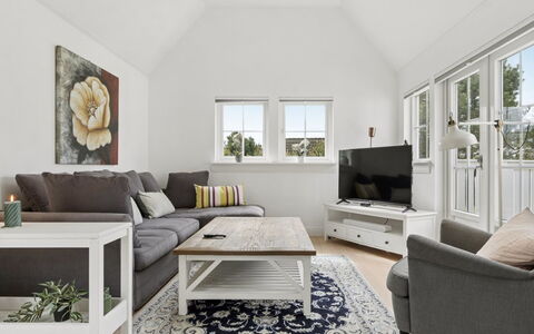 Franka - 1.1Km from the Sea: Meubles, Design Intérieur, Canapé, Sol, Sol, Salon, Bois, Plafond, Pièce, Parquet