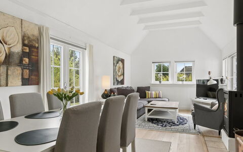 Franka - 1.1Km from the Sea: Design Intérieur, Sol, Bois, Plafond, Meubles, Sol, Domicile, Canapé, Salon, Pièce