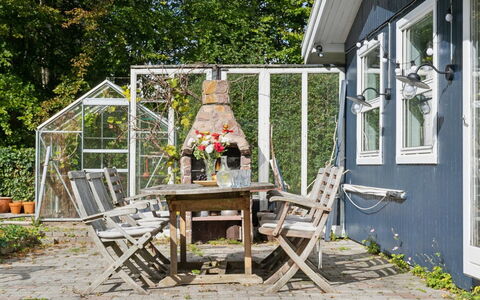 Aleksia - 1.4Km from the Sea: Végétation, Arbuste, Printemps, Chalet, Jardin, Ombre, Arrière-Cour, Cour, Chaise