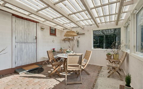 Pihla - 1Km from the Sea: Végétation, Arbuste, Printemps, Chalet, Jardin, Ombre, Arrière-Cour, Cour, Chaise