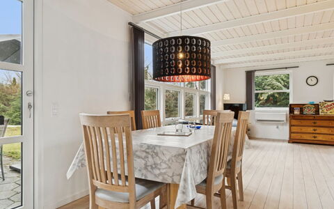 Gittel - 200M from the Sea: Meubles, Design Intérieur, Sol, Sol, Bois, Plafond, Luminaire, Chaise, Pièce, Salle À Manger