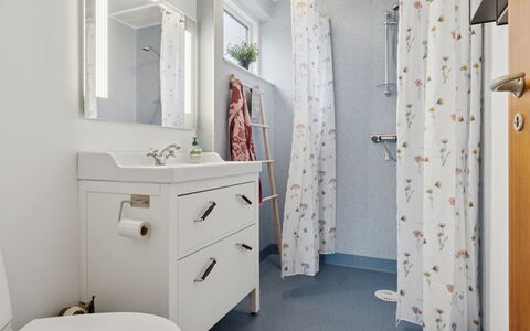Gittel - 200M from the Sea: Design Intérieur, Sol, Sol, Luminaire Plomberie, Salle De Bains, Plafond, Pièce, Miroir, Plomberie, Armoire De Toilette