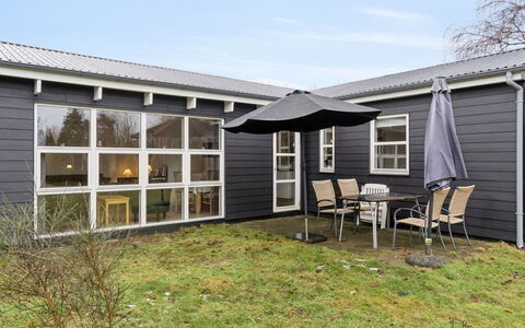 Gittel - 200M from the Sea: Siding, Domicile, Toit, Maison, Chalet, Porte, Cour, Jardin, Arrière-Cour, Pelouse