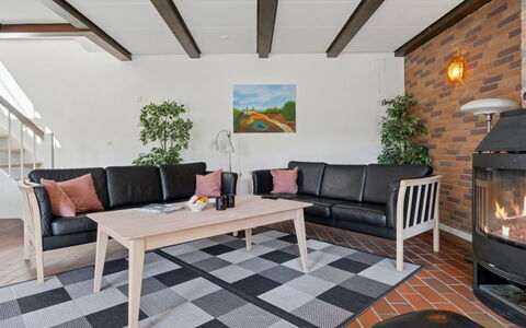 Skjold - 250M from the Sea: Meubles, Design Intérieur, Sol, Canapé, Mur, Sol, Bois, Salon, Plafond, Pièce