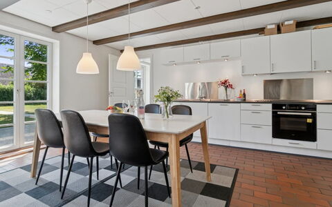 Skjold - 250M from the Sea: Sol, Meubles, Design Intérieur, Salle À Manger, Bois, Table Cuisine Et Salle A Manger, Parquet, Sol, Plafond, Table