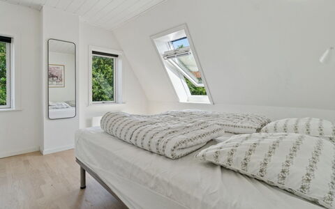 Skjold - 250M from the Sea: Chambre, Bois, Lit, Design Intérieur, Plafond, Sol, Sol, Domicile, Literie, Cadre De Lit