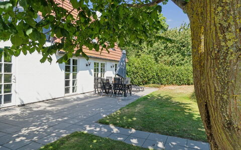 Skjold - 250M from the Sea: Herbe, Arbuste, Domicile, Maison, Jardin, Pelouse, Chalet, Ombre, Couverture De Sol, Cour