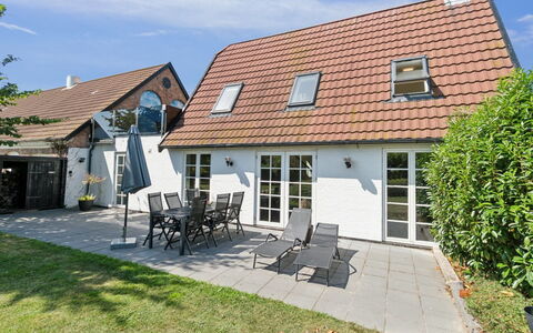 Skjold - 250M from the Sea: Bâtiment, Maison, Fenêtre, Domicile, Toit, Zone Résidentielle, Arbuste, Chalet, Lot Terre