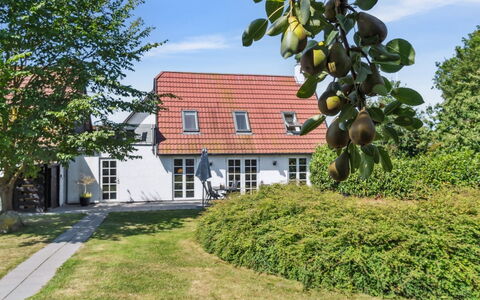 Skjold - 250M from the Sea: Bâtiment, Maison, Fenêtre, Domicile, Toit, Zone Résidentielle, Arbuste, Chalet, Lot Terre