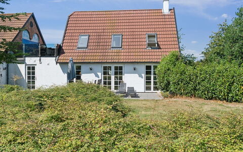 Skjold - 250M from the Sea: Bâtiment, Maison, Fenêtre, Domicile, Toit, Zone Résidentielle, Arbuste, Chalet, Lot Terre