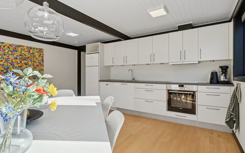 Alvilda - 200M from the Sea: Design Intérieur, Meubles, Sol, Cuisine, Luminaire, Bois, Plafond, Comptoir, Sol, Éclairage