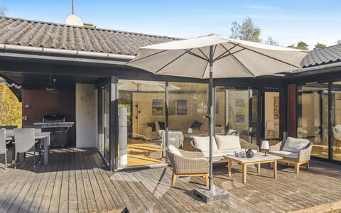 Alvilda - 200M from the Sea: Meubles, Mobilier De Jardin, Vaisselle, Table, Drinkware, Chaise, Tableau De Plein Air, Aliments, Bouteille