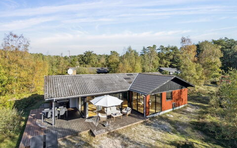 Alvilda - 200M from the Sea: Meubles, Mobilier De Jardin, Vaisselle, Table, Drinkware, Chaise, Tableau De Plein Air, Aliments, Bouteille